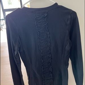 Lululemon black ruffle back pull over long sleeve size 6